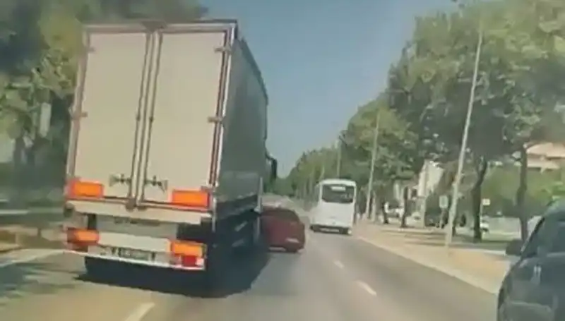 Bursa’da Kör Nokta Kazası: Beklenmedik Çarpışma Sokakları Sarstı
